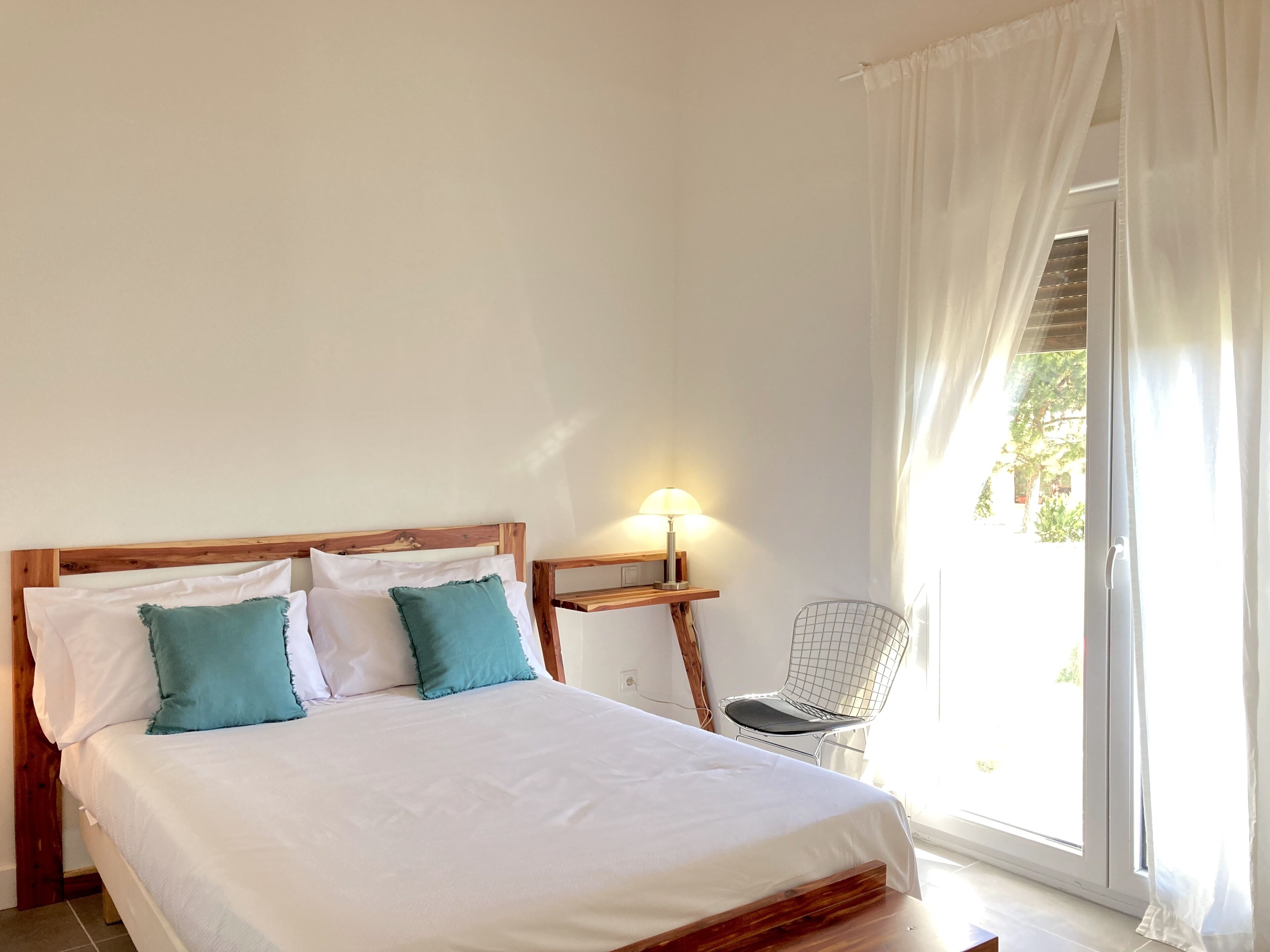 1 habitación, escritorio, tabla de planchar con plancha y cuna de viaje 