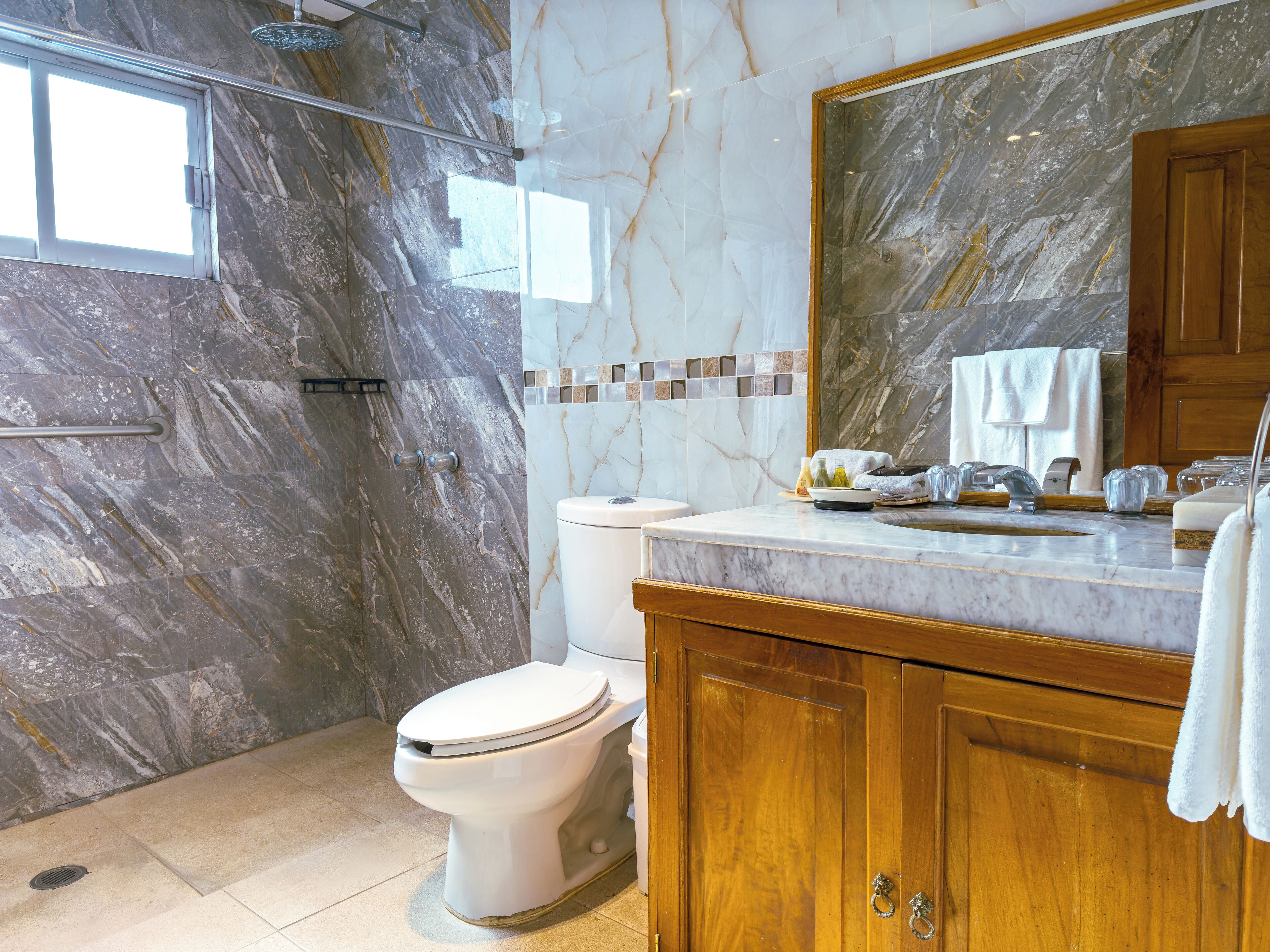 design double room | bathroom | shower, rainfall showerhead, free toiletries, hair dryer