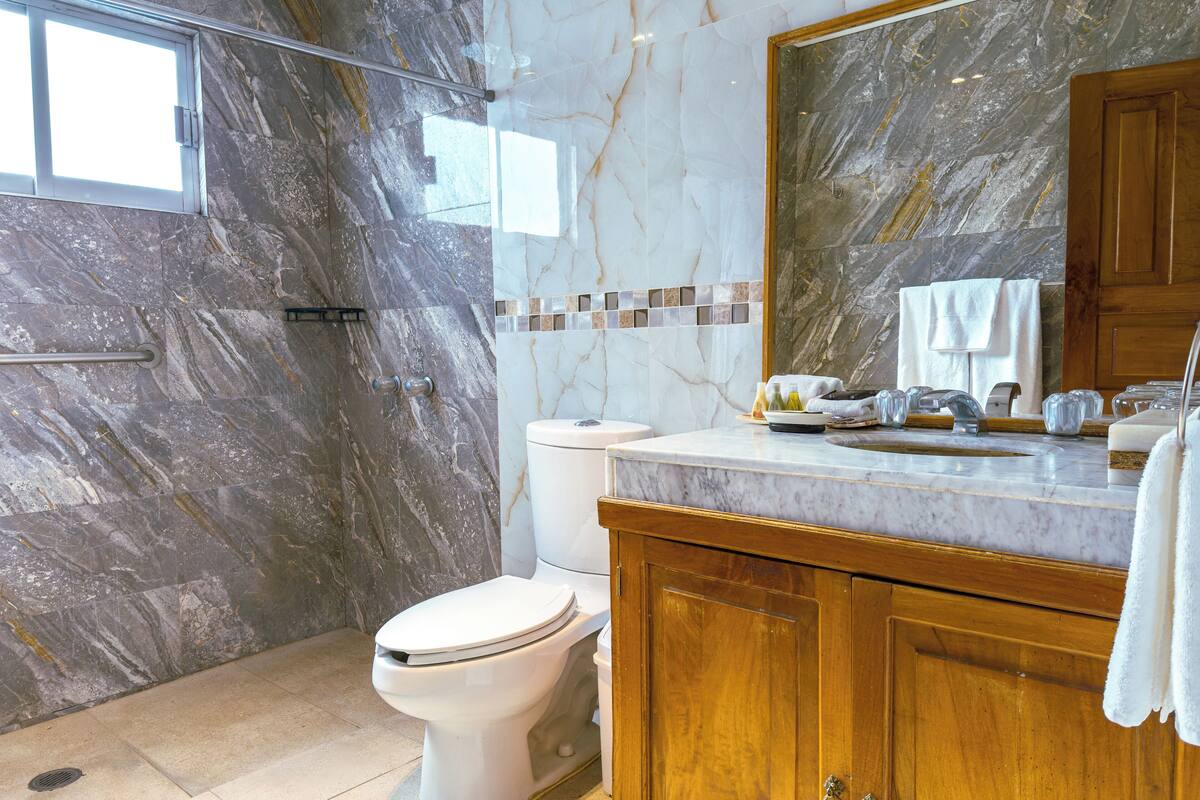 design double room | bathroom | shower, rainfall showerhead, free toiletries, hair dryer