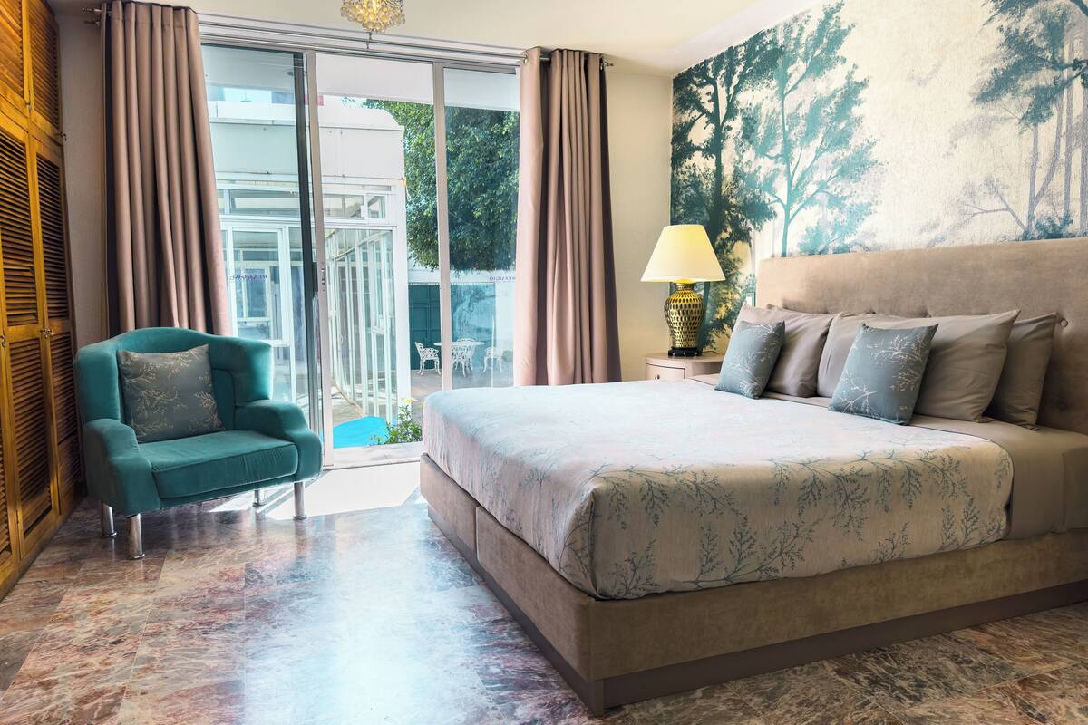 design room | 1 bedroom, premium bedding, down duvets, minibar