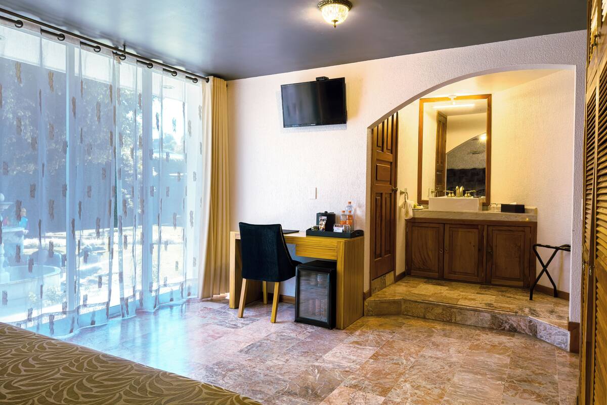 design room | 1 bedroom, premium bedding, down duvets, minibar