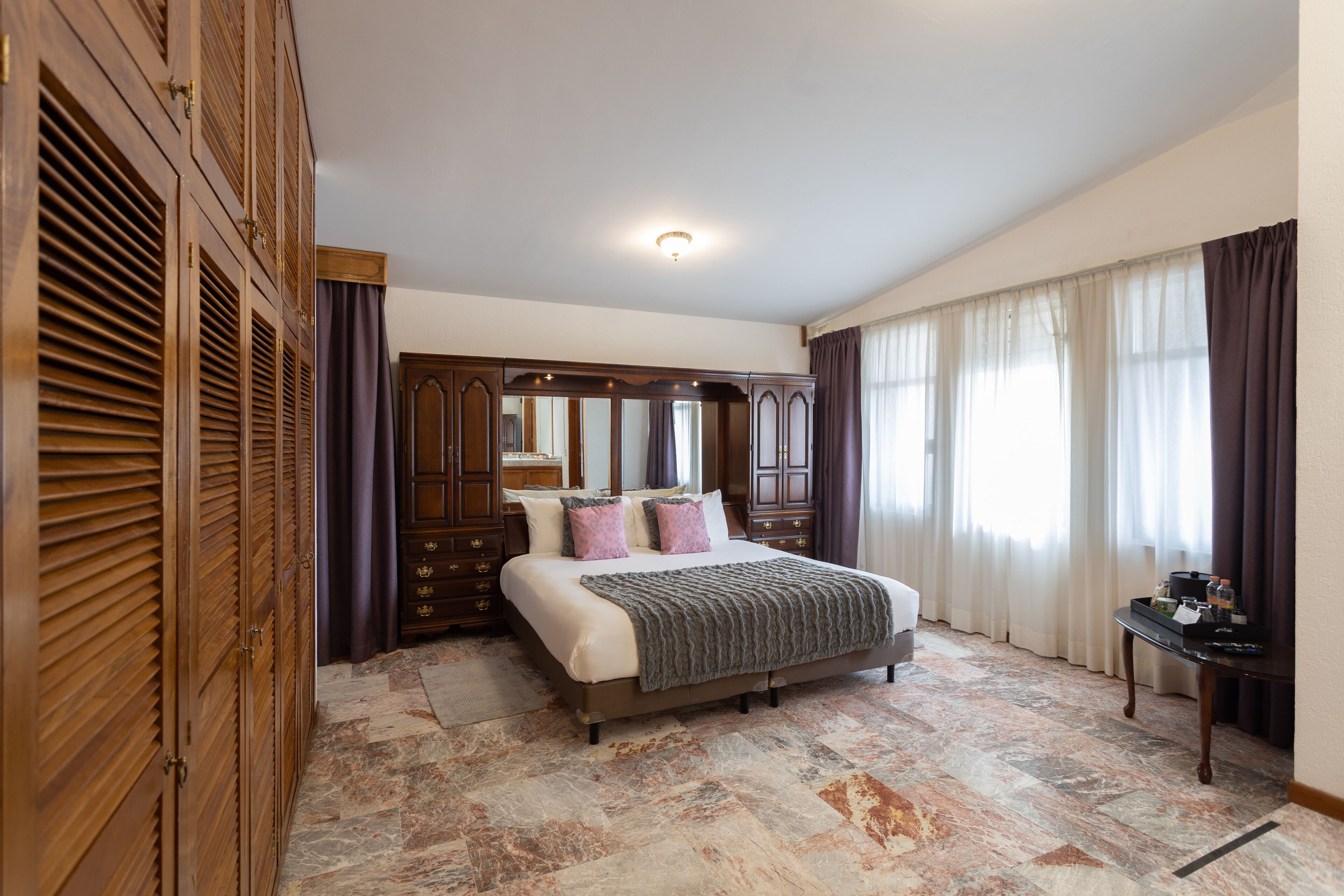 superior room, 1 king bed | 1 bedroom, premium bedding, down duvets, minibar