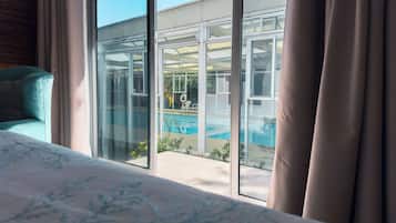 1 habitaciĂłn, ropa de cama de alta calidad, cubrecamas y minibar