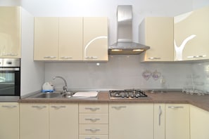 Refrigerador, horno, placa de cocina, cafetera/tetera
