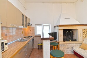 Frigorifero, forno, piano cottura, macchina per tè/caffè