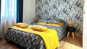 3 soverom, skrivebord, strykejern/-brett og reiseseng for barn