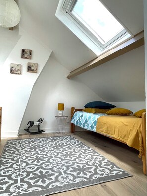 3 habitaciones, escritorio y tabla de planchar con plancha 