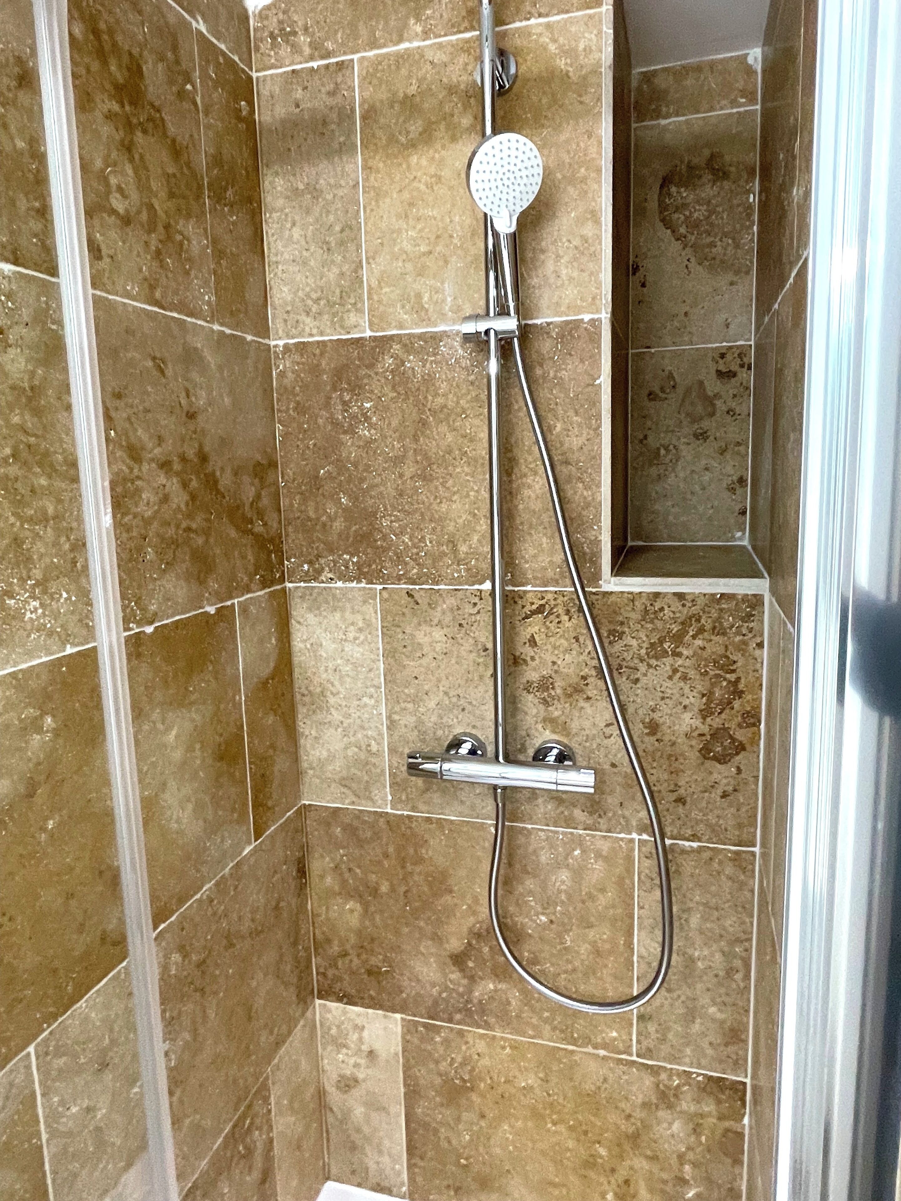 Douche, sèche-cheveux, serviettes fournies, savon