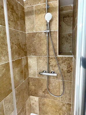 Douche, sèche-cheveux, serviettes fournies, savon