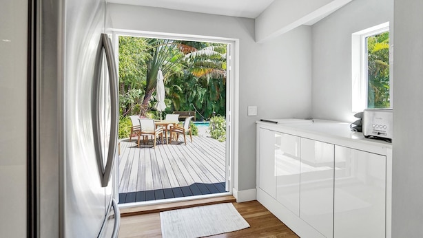 A modern kitchen with white cabinets and a built-in oven. - Modern Oasis in Tropical Serene Victoria Park/Private Pool/Near Beach Las Olas (Fort Lauderdale)