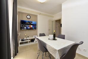 Dining - Apartment 628/1500 (Istria - Valbandon), 500m from the beach (Valbandon)