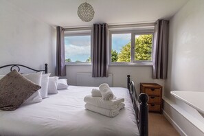 4 bedrooms, iron/ironing board, WiFi, bed sheets