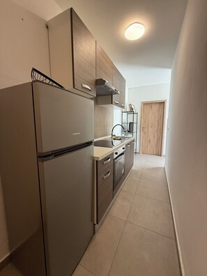 Refrigerador, horno, placa de cocina, cafetera/tetera