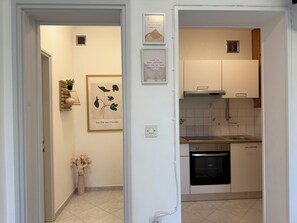 Fridge, oven, stovetop, coffee/tea maker