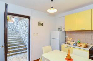Refrigerador, placa de cocina, cafetera/tetera, utensilios de cocina