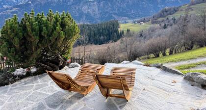 Renovated Chalet for 10 people, high standard, 100% privacy, incredible views!