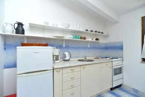 Fridge, stovetop, coffee/tea maker, cookware/dishes/utensils