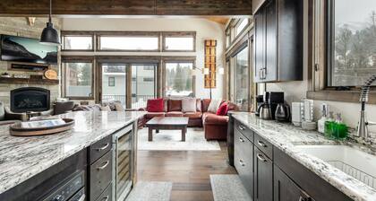 Uusi 5 makuuhuoneen talo omalla kylpytynnyrillä! Kävele tukikohtaan tai 100 metriä kuljetuspalveluun