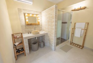 Dusche, umweltfreundliche Kosmetikartikel, Haartrockner, Bademäntel