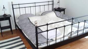 2 bedrooms, iron/ironing board, free WiFi, bed sheets