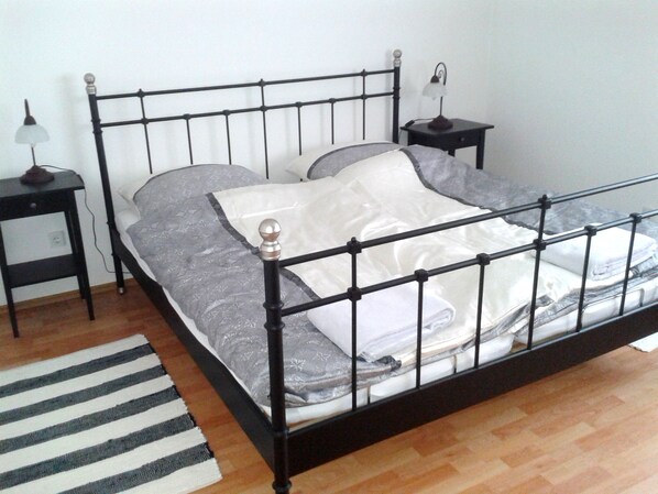 2 bedrooms, iron/ironing board, free WiFi, bed sheets