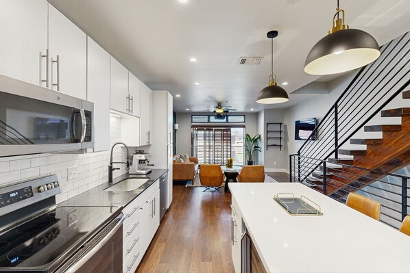 冷蔵庫、電子レンジ、オーブン、コンロ