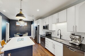 冷蔵庫、電子レンジ、オーブン、コンロ