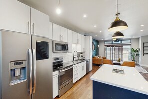 冷蔵庫、電子レンジ、オーブン、コンロ