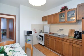 Køleskab, mikrobølgeovn, ovn, kogeplade