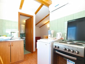 Refrigerador, placa de cocina, cafetera/tetera, utensilios de cocina
