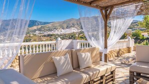 Un área de estar al aire libre con vistas a un paisaje montañoso.