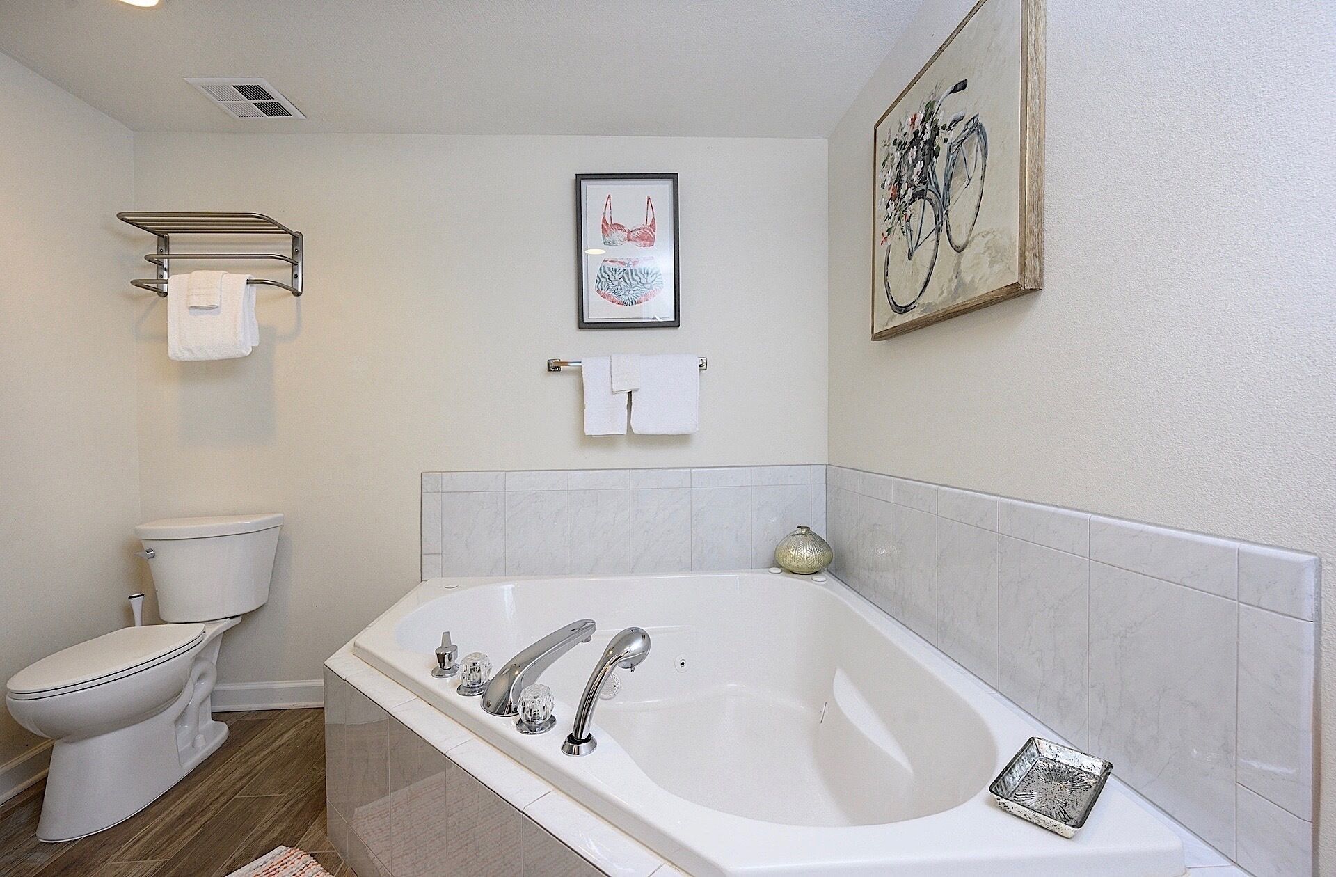 Un baño con inodoro, bañera y zona de ducha.
