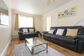 Three-Bedroom House | Living room | Smart TV - Abkat Holiday Home (London)