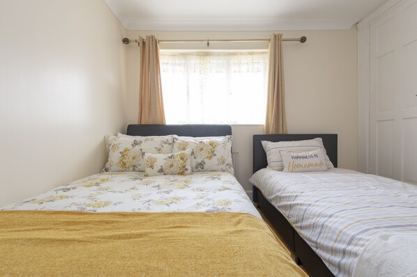 Three-Bedroom House | 3 bedrooms, iron/ironing board, free WiFi, bed sheets