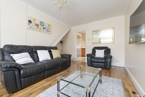 Three-Bedroom House | Living room | Smart TV - Abkat Holiday Home (London)