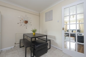 Three-Bedroom House | In-room dining