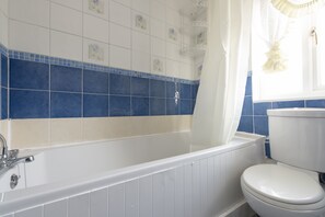 Rumah | Kamar mandi | Kombinasi shower/bathtub, pengering rambut, handuk, dan sabun