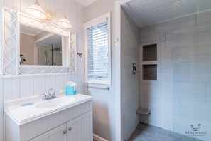 Bathtub, hair dryer, towels - 26 Mallard - New Pool, Updated Decor, and Pet Friendly! (Hilton Head Island)