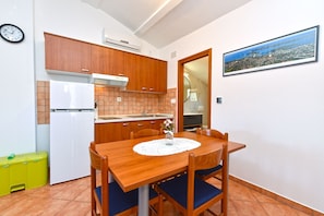 Dining - Apartment 714/1662 (Istria - Medulin), 500m from the beach (Medulin)