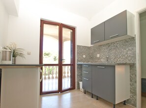 Fridge, stovetop, coffee/tea maker, cookware/dishes/utensils - Apartment 718/1670 (Istria - Valbandon), 350m from the beach (Valbandon)