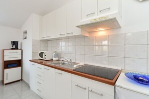 Køleskab, mikrobølgeovn, kogeplade, kaffe-/temaskine