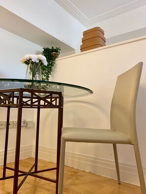 Interior - Spacious, quiet, illuminated flat in Central East London. (London)