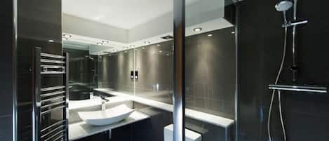 Combined shower/bathtub, hair dryer, towels
