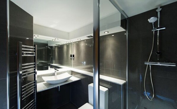 Combined shower/tub, hair dryer, towels