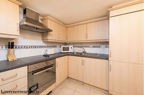 Microwave, dishwasher, coffee/tea maker, cookware/dishes/utensils - Spacious, quiet, illuminated flat in Central East London. (London)