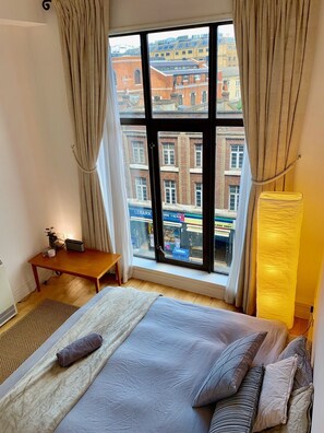 1 habitación, tabla de planchar con plancha y ropa de cama 