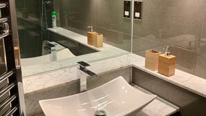 淋浴/盆浴组合、吹风机、毛巾