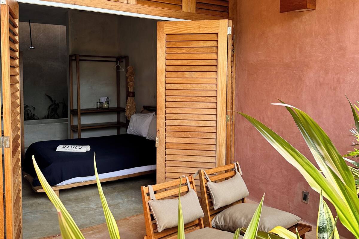 Standard Room, 1 Queen Bed, Garden View | Iron/ironing board (on request), free WiFi, individually decorated