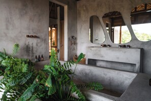Habitación de lujo | Baño | Regadera, secadora de cabello, toallas, jabón 