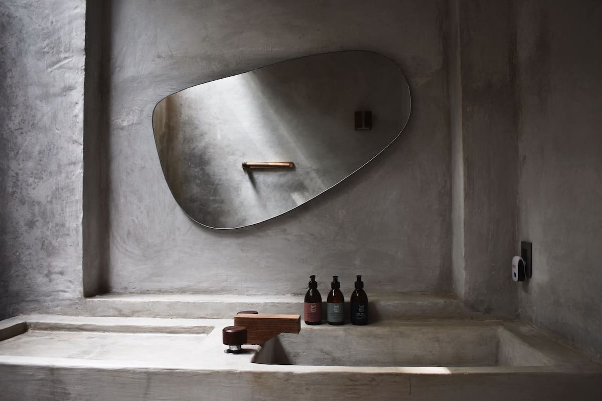 standard room, 1 queen bed, garden view | bathroom | shower, hair dryer, towels, soap